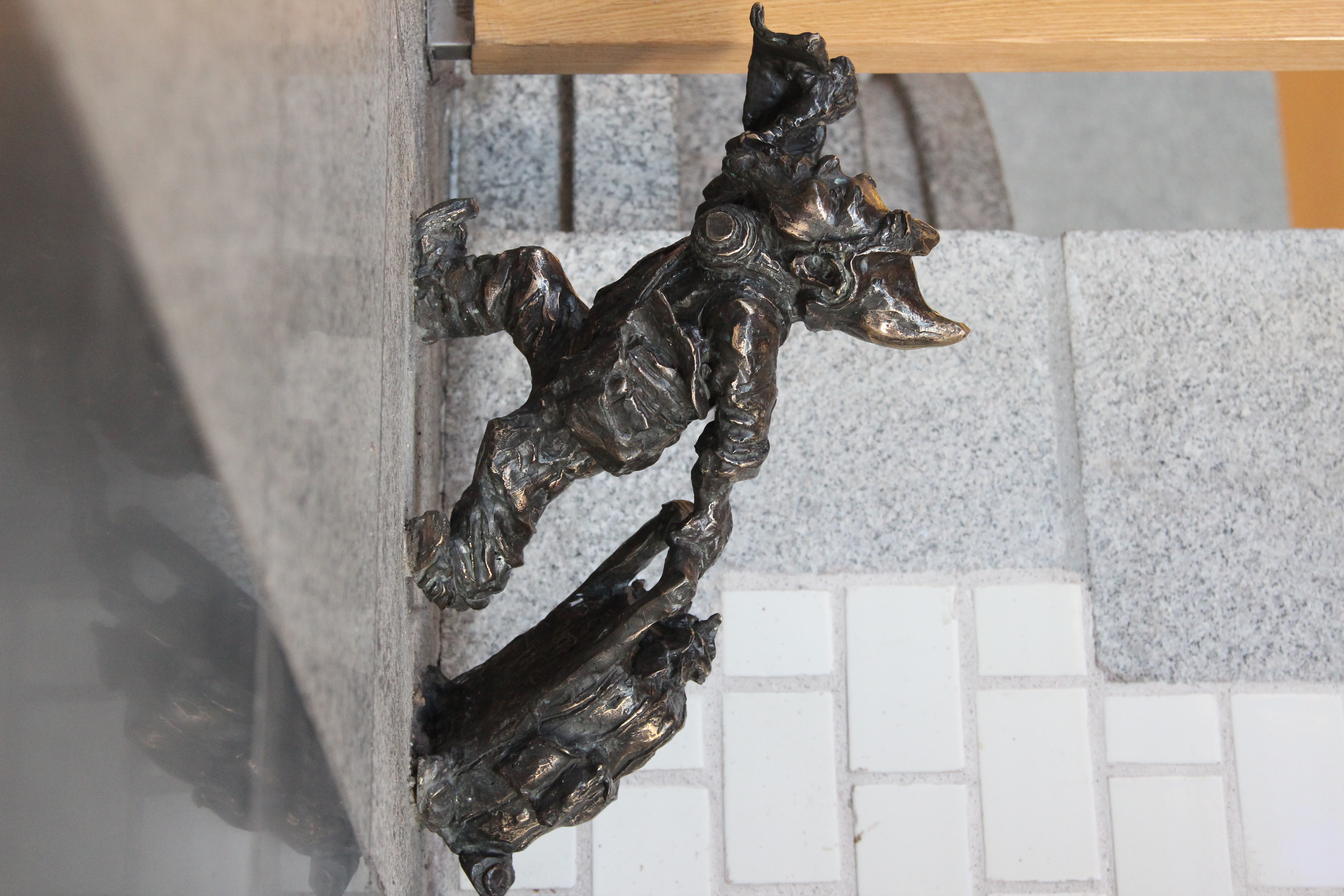 Jeden z Dworcowych Krasnali - Ciągnący walizkę z Dworca Głównego we Wrocławiu; Rzeźba: Marta Mirynowska and Piotr Makała